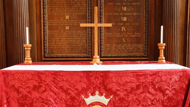 Adoracja a Msza Święta - różnica w obecności Jezusa