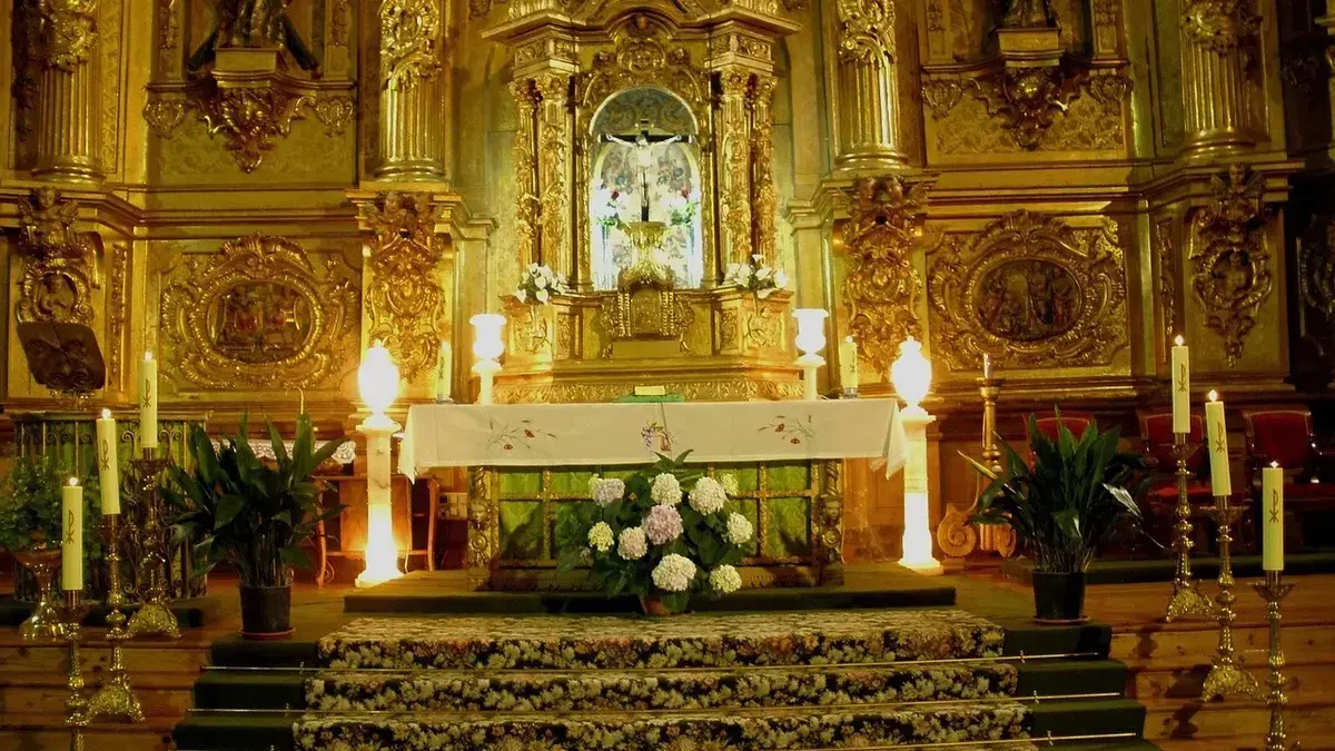 Ambona a ołtarz - dwa stoły liturgii we mszy