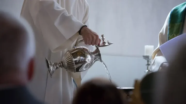 Chrzest a woda chrzcielna - znaczenie znaku sakramentu