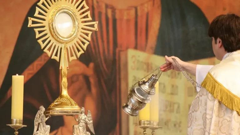 Jak przyjmować komunię świętą - na rękę czy do ust